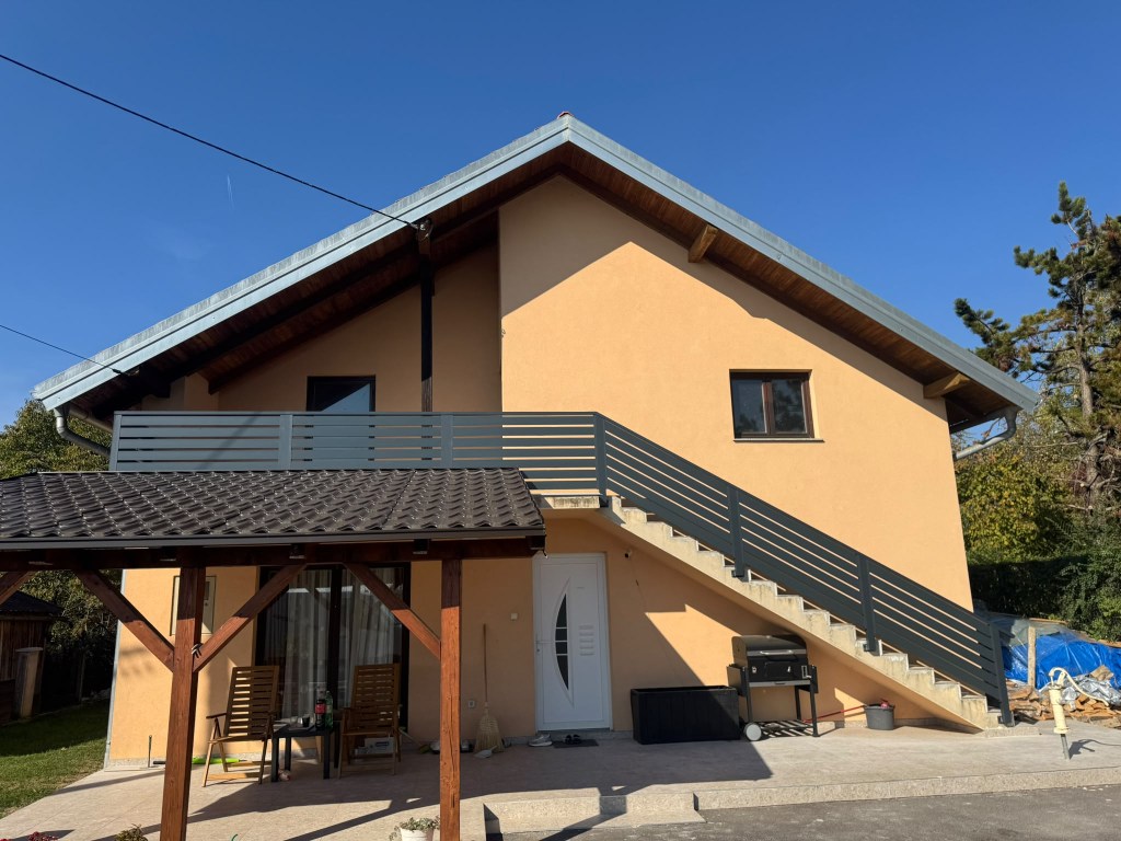 Ograda i nadstrešnica na obiteljskoj kući