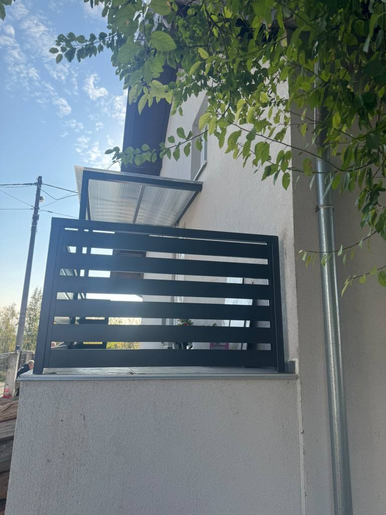 Moderna metalna ograda i nadstrešnica