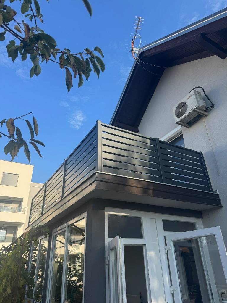 Metalna ograda na balkonu kuće